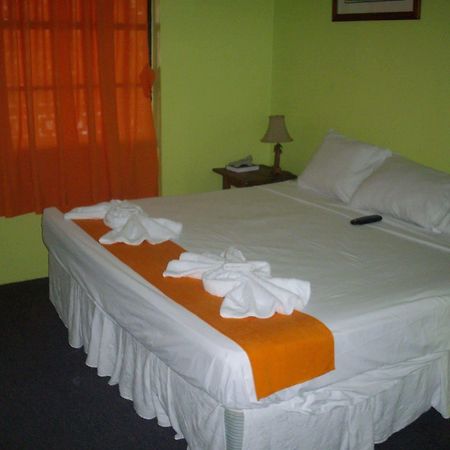 The Bakadeer Inn Kota Belize Bagian luar foto